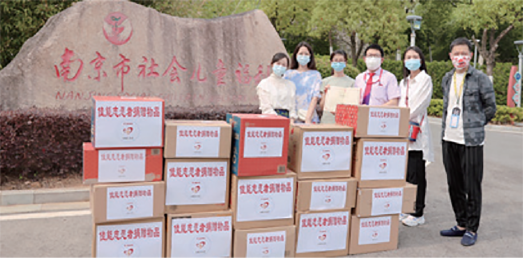 佳能（中國(guó)）南京分公司志愿者為南京社會(huì)川童福利院捐贈(zèng)物資