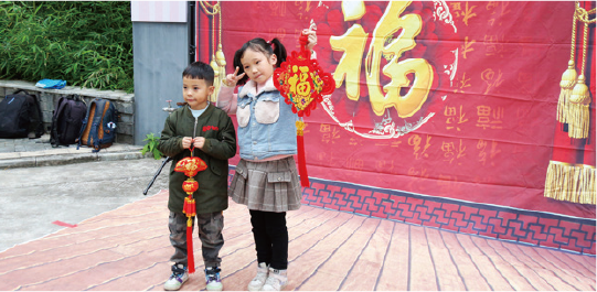 江門(mén)市開(kāi)平市塘口鎮(zhèn)祖宅村的孩子們對(duì)著鏡頭露出幸福笑容