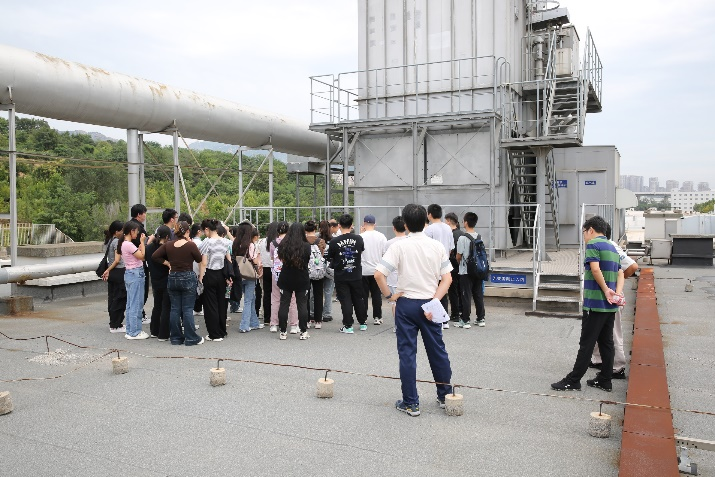 2024 年 9 月 18 日，佳能大連為東北師范大學(xué)環(huán)境學(xué)院學(xué)生提供環(huán)保設(shè)施見學(xué)