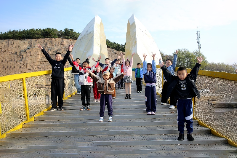 2024 年 11 月 9 日，佳能大連和佳能醫療大連協同開展海岸環境美化活動 